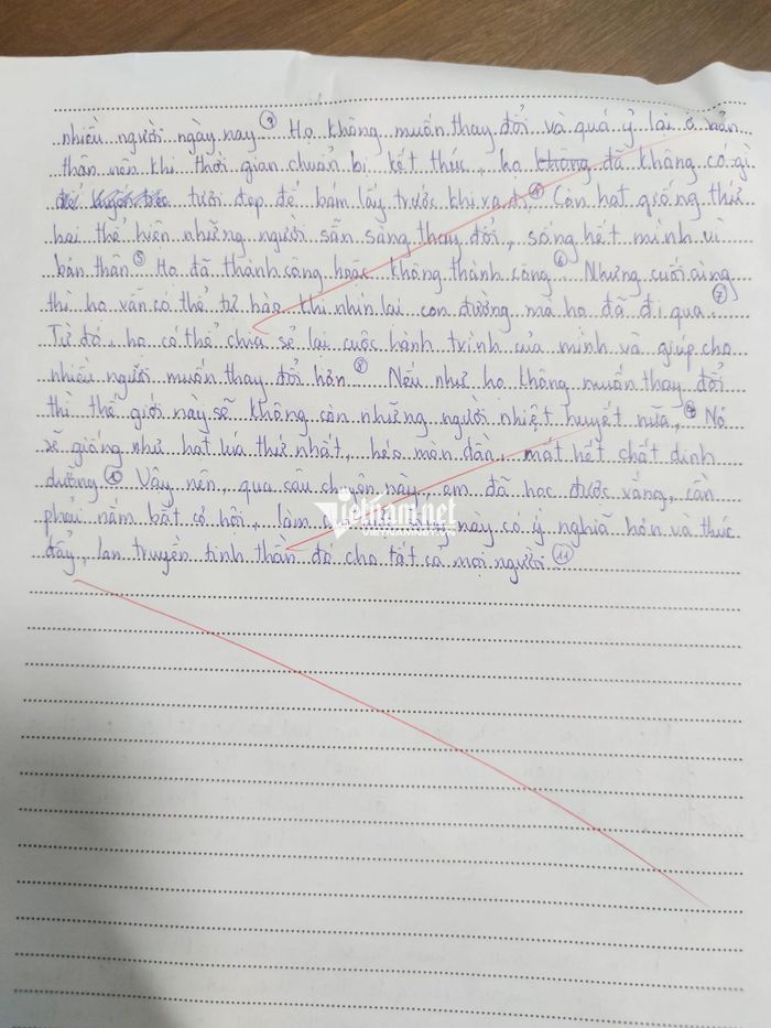 Người mẹ vui vẻ đón nhận bài văn 2 điểm của con-2