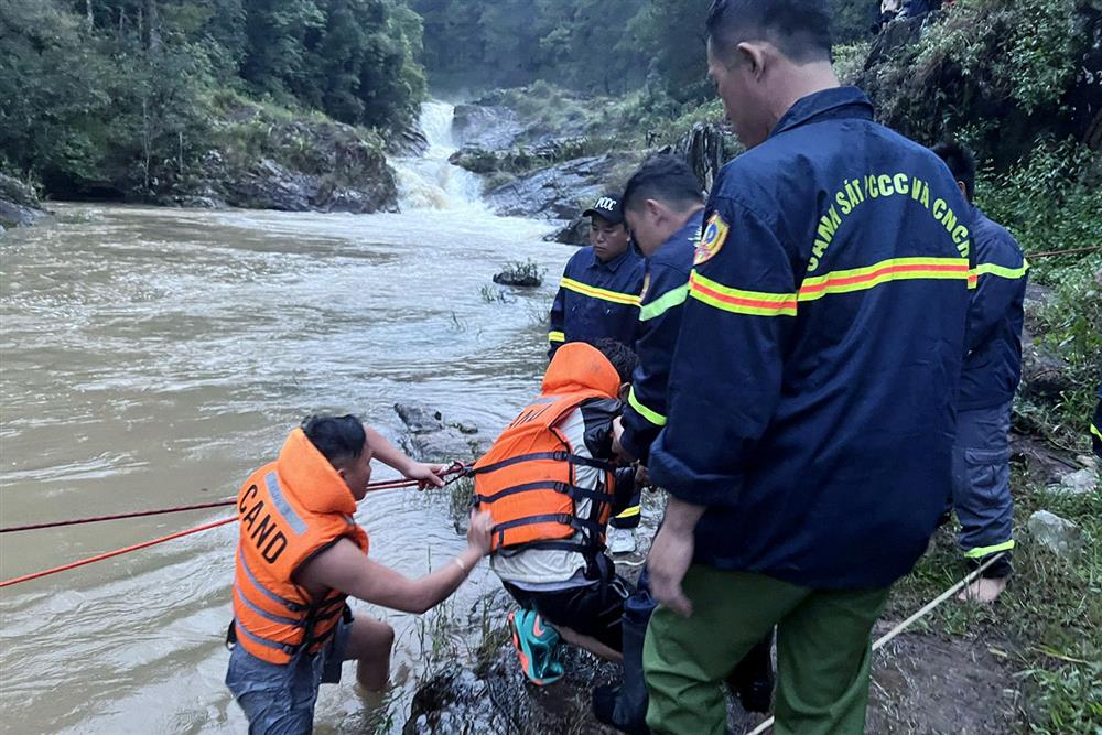 10 thiếu niên đi dã ngoại bị kẹt trong rừng nhiều giờ được giải cứu-2