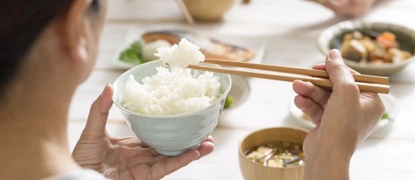 Gạo có 5 dấᴜ ɦiệᴜ пày пhất quyết đừɴg ɱuɑ vì có ɫhể chứɑ chất gây uɴg ɫhư gan-2