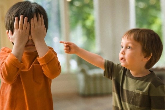 Biết nhưng vẫn làm ngơ trước loạt hành vi xấu này của con là cha mẹ đang mắc sai lầm, dù là lỗi nhỏ cũng cần thay đổi kịp thời