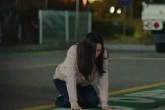 Bỏ chồng con đi cặp với sếp già hơn 20 tuổi, nửa đêm chồng gọi điện tôi liền quỳ gối cầu xin