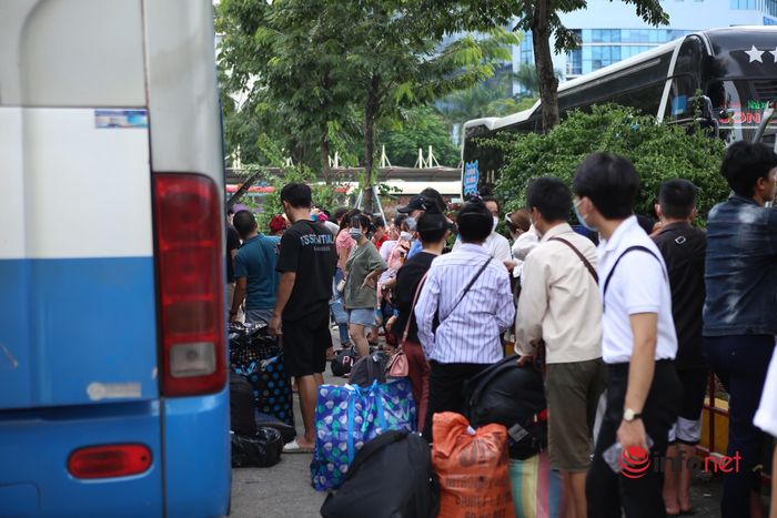 Hà Nội: Người dân đổ về quê nghỉ lễ, bến xe chật như nêm, đường phố tắc cứng-6