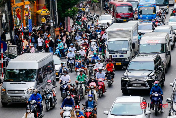 Hà Nội: Người dân đổ về quê nghỉ lễ, bến xe chật như nêm, đường phố tắc cứng-15
