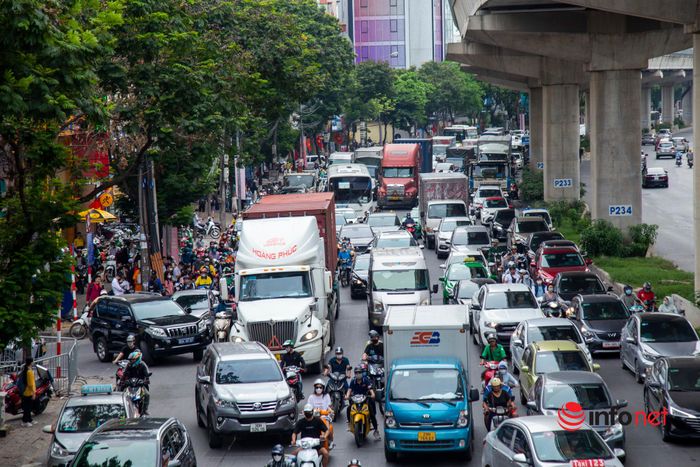 Hà Nội: Người dân đổ về quê nghỉ lễ, bến xe chật như nêm, đường phố tắc cứng-14