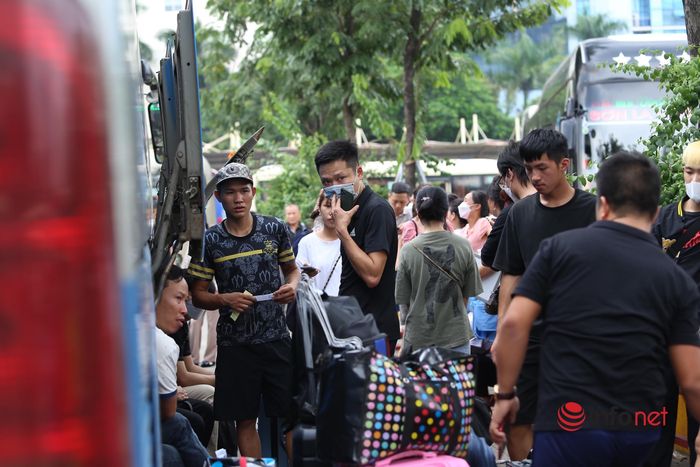Hà Nội: Người dân đổ về quê nghỉ lễ, bến xe chật như nêm, đường phố tắc cứng-4