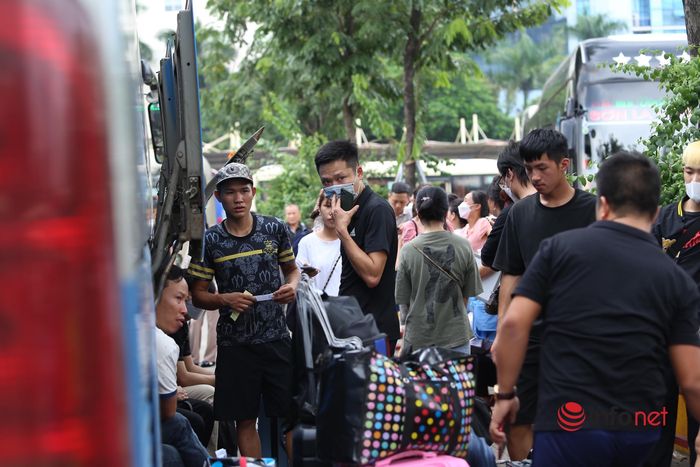 Hà Nội: Người dân đổ về quê nghỉ lễ, bến xe chật như nêm, đường phố tắc cứng-4