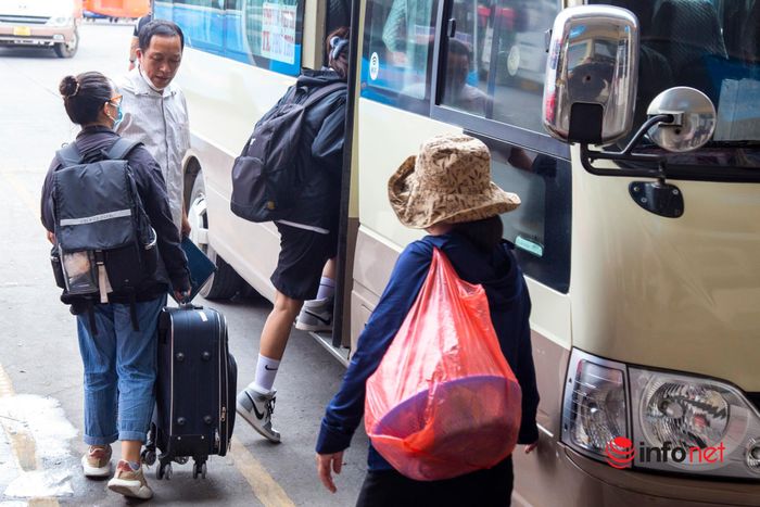 Hà Nội: Người dân đổ về quê nghỉ lễ, bến xe chật như nêm, đường phố tắc cứng-9