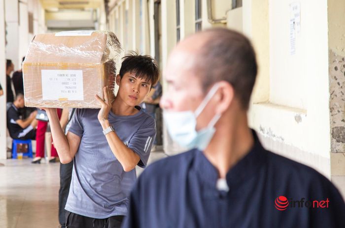 Hà Nội: Người dân đổ về quê nghỉ lễ, bến xe chật như nêm, đường phố tắc cứng-8