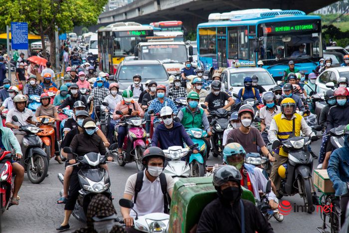 Hà Nội: Người dân đổ về quê nghỉ lễ, bến xe chật như nêm, đường phố tắc cứng-12