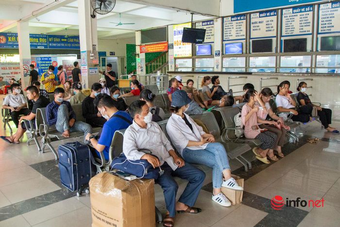 Hà Nội: Người dân đổ về quê nghỉ lễ, bến xe chật như nêm, đường phố tắc cứng-3