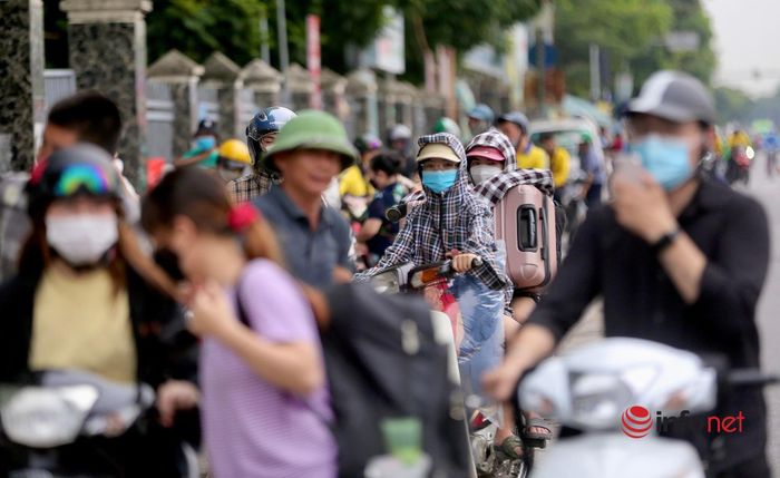 Hà Nội: Người dân đổ về quê nghỉ lễ, bến xe chật như nêm, đường phố tắc cứng-1
