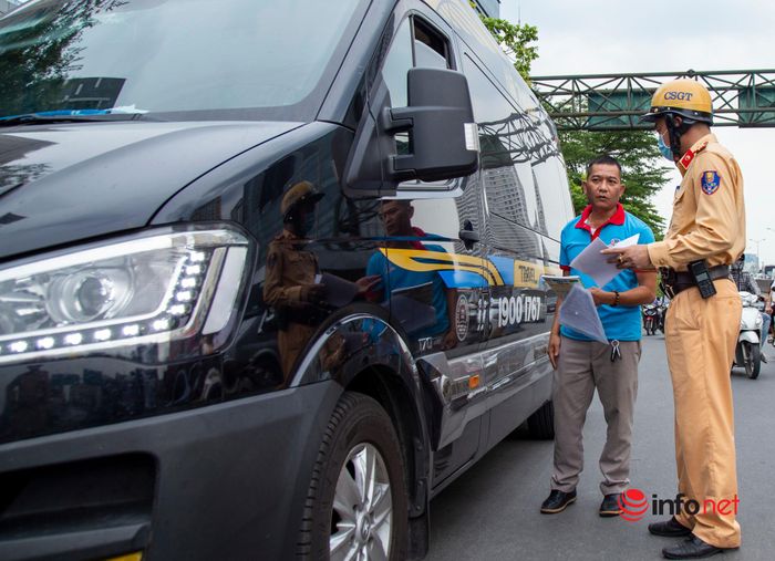 Hà Nội: Người dân đổ về quê nghỉ lễ, bến xe chật như nêm, đường phố tắc cứng-13