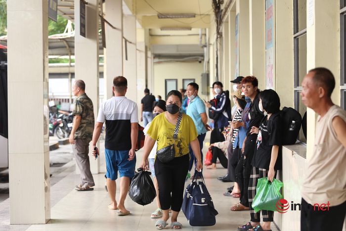 Hà Nội: Người dân đổ về quê nghỉ lễ, bến xe chật như nêm, đường phố tắc cứng-5