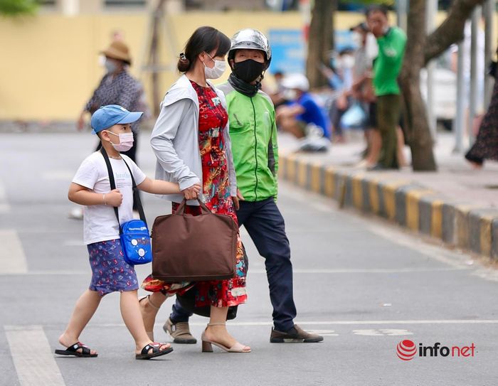 Hà Nội: Người dân đổ về quê nghỉ lễ, bến xe chật như nêm, đường phố tắc cứng-2