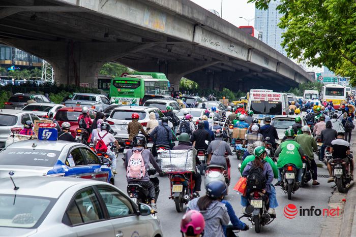 Hà Nội: Người dân đổ về quê nghỉ lễ, bến xe chật như nêm, đường phố tắc cứng-11