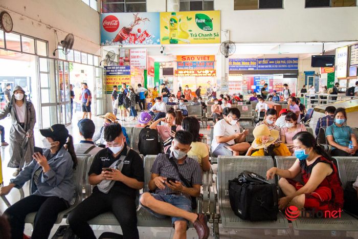 Hà Nội: Người dân đổ về quê nghỉ lễ, bến xe chật như nêm, đường phố tắc cứng-7