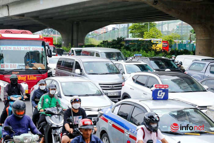 Hà Nội: Người dân đổ về quê nghỉ lễ, bến xe chật như nêm, đường phố tắc cứng-10