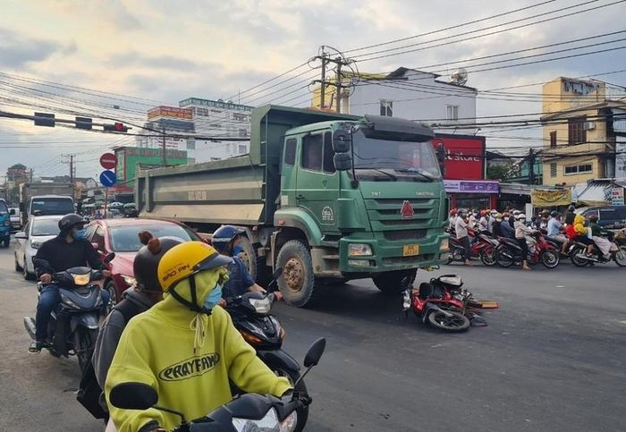 Nữ sinh 15 tuổi bị xe ben tông tử vong trên đường đi học về-1