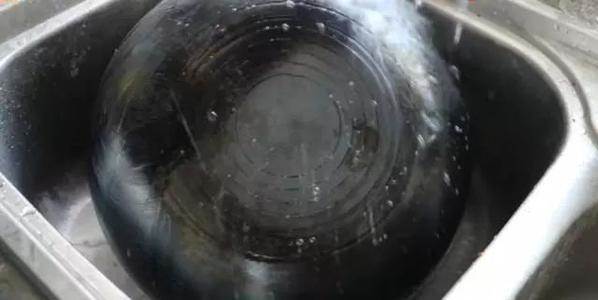 Làm thế nào để làm sạch đáy chảo với quá nhiều vết bẩn? Chỉ với 3 mẹo này, dù bẩn thế nào cũng sạch y như mới-2