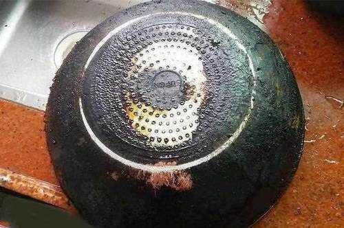 Làm thế nào để làm sạch đáy chảo với quá nhiều vết bẩn? Chỉ với 3 mẹo này, dù bẩn thế nào cũng sạch y như mới-5