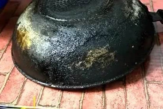 Làm thế nào để làm sạch đáy chảo với quá nhiều vết bẩn? Chỉ với 3 mẹo này, dù bẩn thế nào cũng sạch y như mới