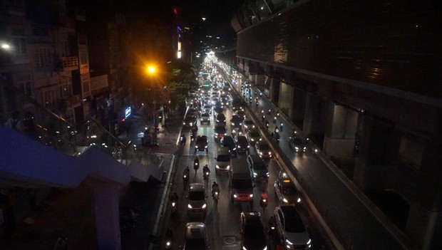 Đường Vành đai 3 trên cao ùn tắc gần 10km lúc nửa đêm-8