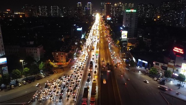 Đường Vành đai 3 trên cao ùn tắc gần 10km lúc nửa đêm-11
