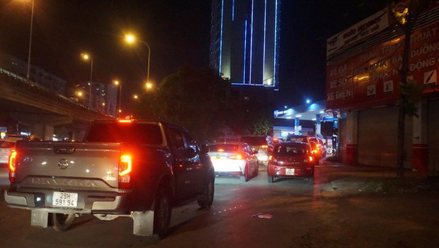 Đường Vành đai 3 trên cao ùn tắc gần 10km lúc nửa đêm-12