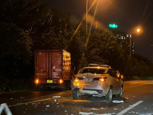 Đường Vành đai 3 trên cao ùn tắc gần 10km lúc nửa đêm-13