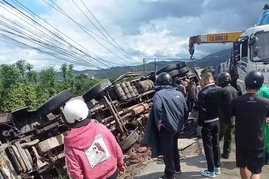 Xe tải đổ đèo mất lái, lật đè 2 người đi xe máy tử vong tại chỗ