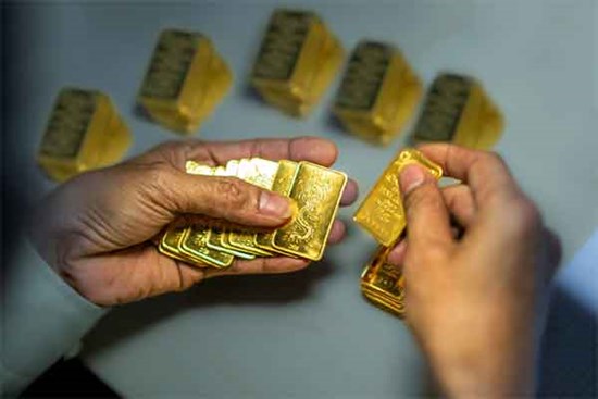 Giá vàng hôm nay 1/9: Áp lực đè nặng, vàng giảm dưới đáy sâu