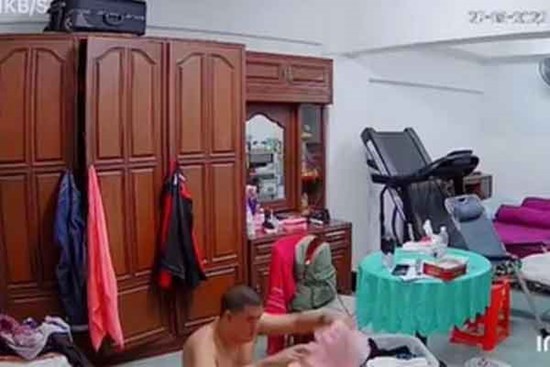 Mở camera kiểm tra, vợ 'bắt quả tang' hành động lạ của chồng khi ở nhà một mình