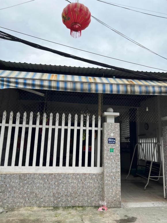 Đau lòng trước cảnh nhà dột, bố mang 10 chiếc thau đi hứng nước, cô gái quyết xây nhà khang trang để báo hiếu-1