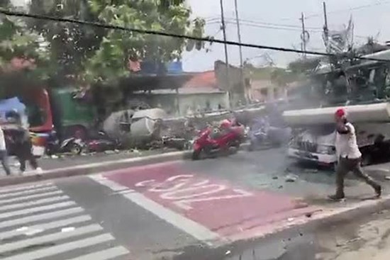 Kinh hoàng xe tải gây tai nạn liên hoàn bên ngoài trường học khiến 11 người chết