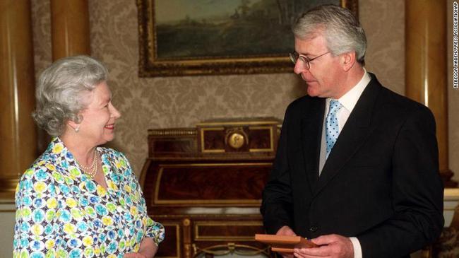 Lần đầu tiên trong hơn 70 năm, Nữ hoàng không tiếp kiến tân Thủ tướng Anh ở London, lý do vì sao?-11