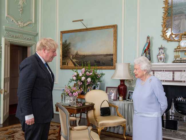 Lần đầu tiên trong hơn 70 năm, Nữ hoàng không tiếp kiến tân Thủ tướng Anh ở London, lý do vì sao?-16