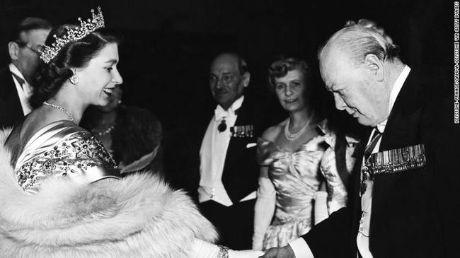 Lần đầu tiên trong hơn 70 năm, Nữ hoàng không tiếp kiến tân Thủ tướng Anh ở London, lý do vì sao?-3