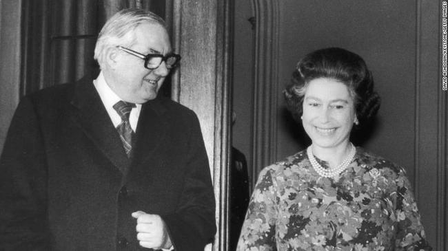 Lần đầu tiên trong hơn 70 năm, Nữ hoàng không tiếp kiến tân Thủ tướng Anh ở London, lý do vì sao?-9