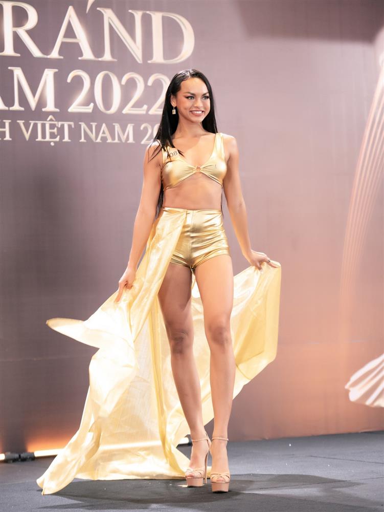 Những cô gái thi hoa hậu như chạy show-2