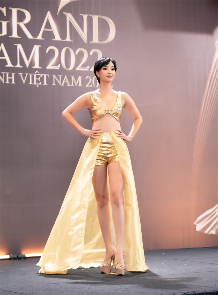 Những cô gái thi hoa hậu như chạy show-3