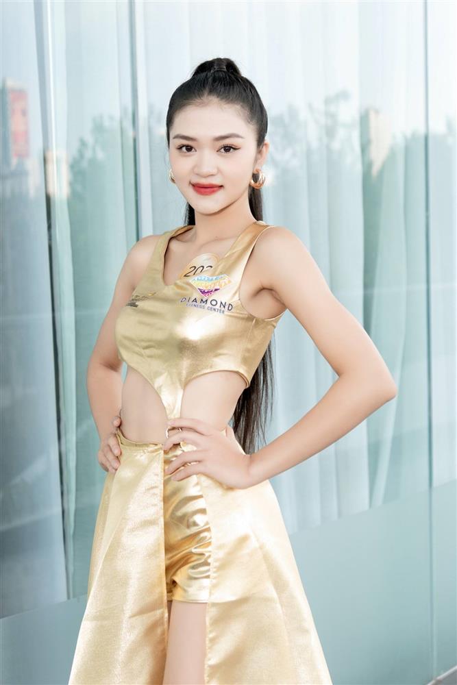 Những cô gái thi hoa hậu như chạy show-4