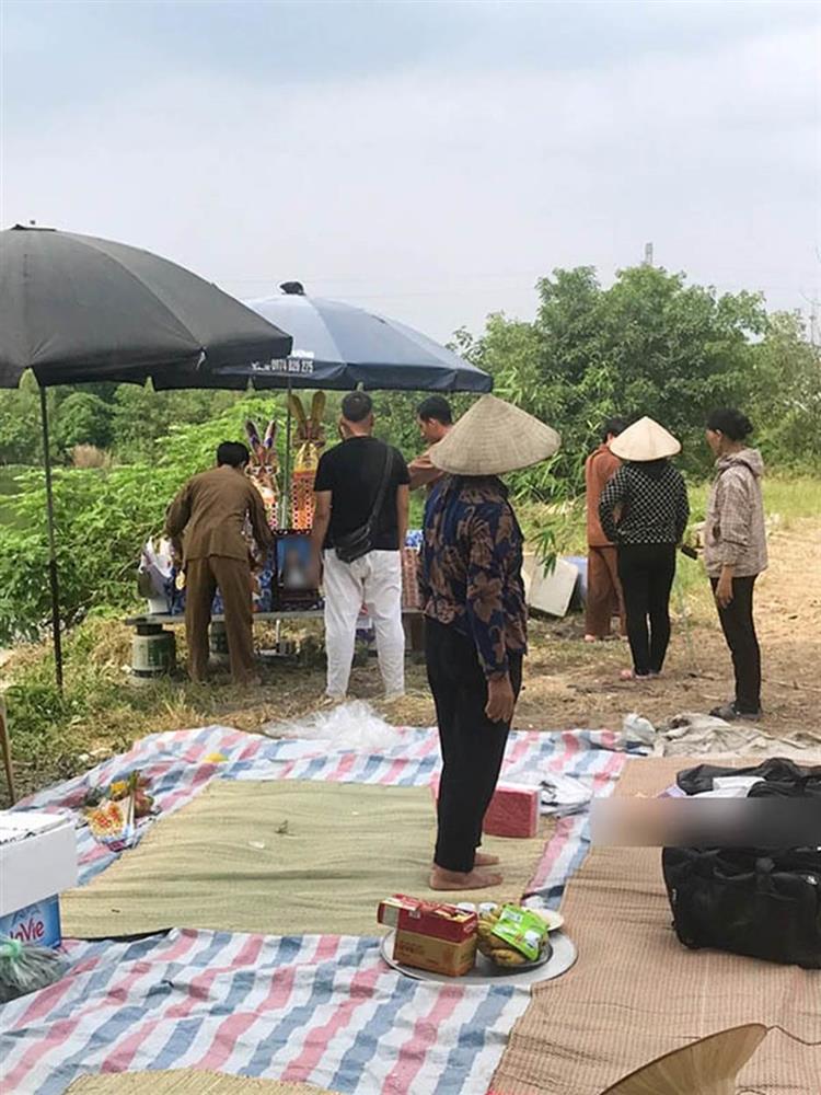Gia đình đến bờ sông làm lễ 49 ngày cho cô gái mất tích bí ẩn ở Hà Nội-3