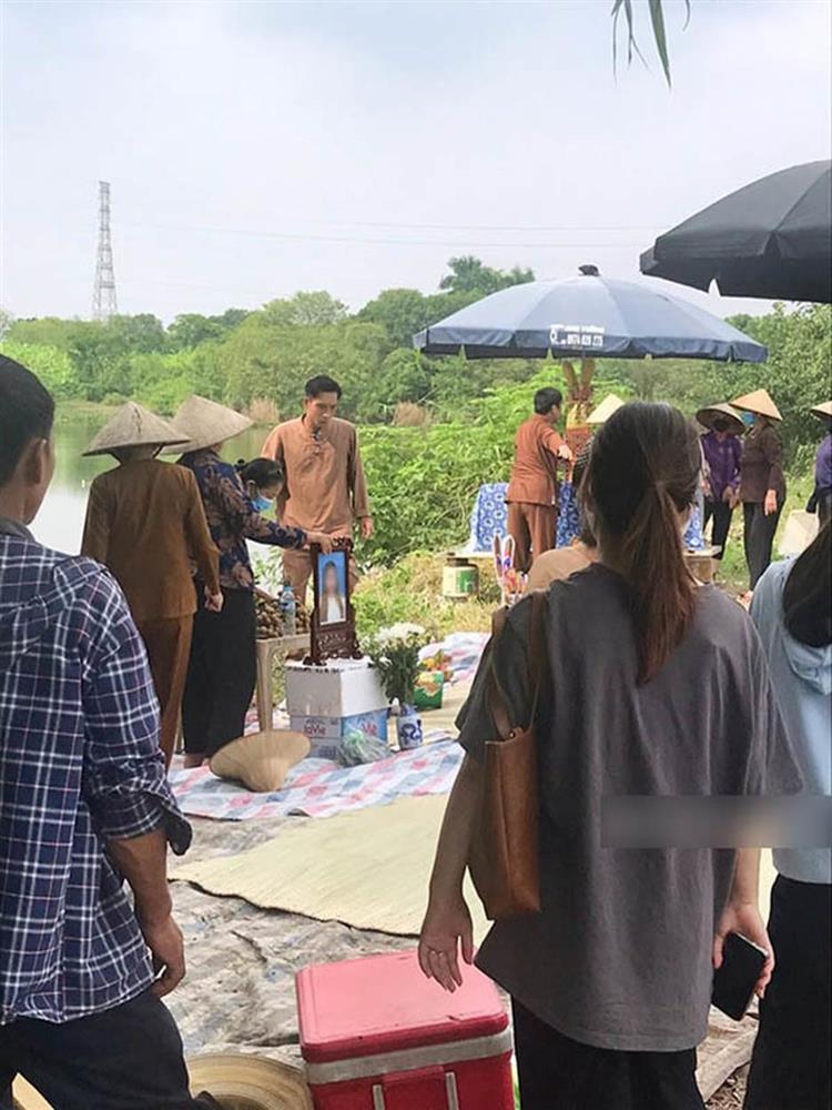 Gia đình đến bờ sông làm lễ 49 ngày cho cô gái mất tích bí ẩn ở Hà Nội-4