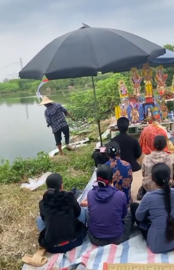 Gia đình đến bờ sông làm lễ 49 ngày cho cô gái mất tích bí ẩn ở Hà Nội-2