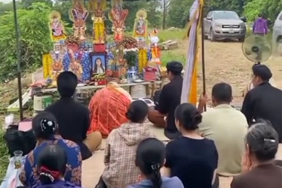 Gia đình đến bờ sông làm lễ 49 ngày cho cô gái mất tích bí ẩn ở Hà Nội