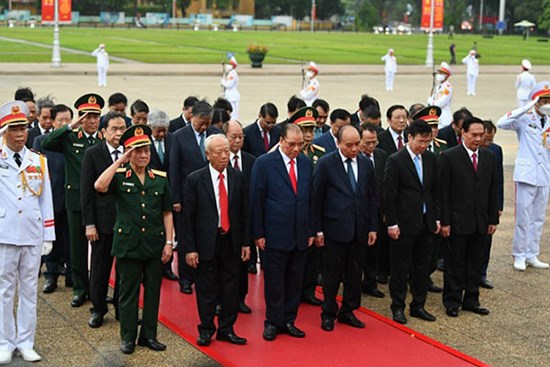Lãnh đạo Trung ương và thành phố Hà Nội vào Lăng viếng Chủ tịch Hồ Chí Minh