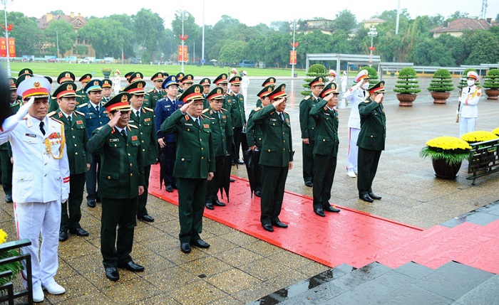 Lãnh đạo Trung ương và thành phố Hà Nội vào Lăng viếng Chủ tịch Hồ Chí Minh-3