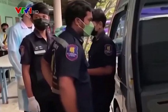 Một bé gái tử vong do bị bỏ quên trên xe