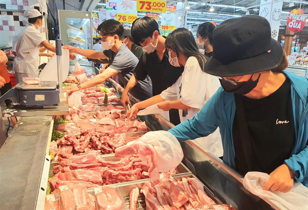 Thịt lợn ngoài chợ đắt hơn trong siêu thị, điều bất thường chưa từng xảy ra-1