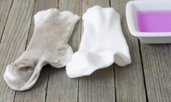 Giặt tất trắng dùng xà phòng thôi chưa đủ: Làm theo cách này mới hết vết bẩn, ố vàng-4
